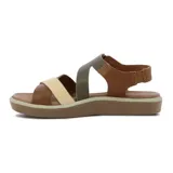 Sandalias de mujer color negro, con tiras cruzadas en el empeine, ajuste elástico en el tobillo y suela plana marrón claro.