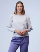 Buzo gris claro de jersey, marca Nanette, con cuello redondo y mangas largas abullonadas con detalle de pinzas en los hombros.