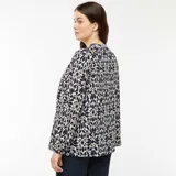 Blusa de manga larga con estampado floral en tonos azul marino y blanco, cuello en V y corte holgado.