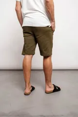 Bermuda lisa de corte clásico, con bolsillos laterales y traseros.