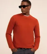 Suéter celeste de punto con textura acanalada horizontal, cuello redondo y mangas largas con puños ajustados.