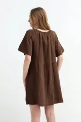 Vestido corto fluido de gasa de algodón color verde militar, con mangas cortas, escote redondo con cordón ajustable en el centro y costura fruncida en la cintura.