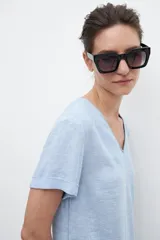 Vestido celeste de lino con corte recto, mangas cortas y cuello redondo.