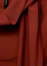 Blusa sin mangas color bordó, con diseño recto, cuello escotado y detalle de fular integrado en el cuello.