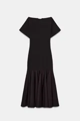 Vestido midi de color negro, confeccionado en tejido de punto con cuello barco y manga corta. Presenta un diseño ajustado en el torso que se combina con una falda inferior con vuelo y acabado evasé.