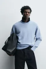 Jersey de punto de cashmere con corte regular, cuello redondo y manga larga. Presenta acabados en rib en cuello, puños y ruedo.