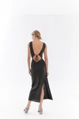 Vestido midi largo de tejido con hilo lurex en tono marrón oscuro, sin mangas, con escote redondo y aberturas cut-out laterales en la cintura.