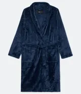 Bata de baño para hombre de tejido fleece color azul marino, de manga larga, con bolsillos frontales, cuello chal y lazo para ajustar en la cintura.
