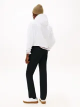 Pantalón chino de sarga para hombre, color azul marino, de corte recto con bolsillos diagonales en los laterales y bolsillos traseros ribeteados.