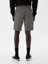 Bermuda de gabardina color azul marino, corte recto y largo a la rodilla.