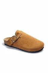 Sueco color tostado con capellada de gamuza, hebilla metálica ajustable y suela de corcho con base de goma negra.