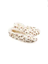 Pantuflas tipo botita de peluche, con estampado animal print en tonos marrones sobre fondo blanco. Interior forrado en material suave y cálido.