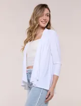 Cárdigan blanco de manga tres cuartos, con diseño abierto en estilo cascada y ruedo irregular.