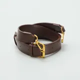 Bolso bandolera marrón con cierre dorado.