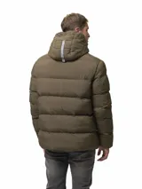 Campera puffer color verde militar, con diseño capitoneado, cuello alto y capucha integrada. Cuenta con cierre frontal, bolsillos laterales con cierre y puños con ojal para el pulgar.