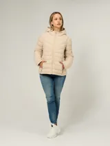 Campera ligera acolchada Tommy Hilfiger, color beige, con diseño de costuras horizontales y en V, cierre frontal de cremallera, capucha ajustable con cordones y bolsillos laterales con cierre.