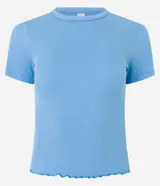 Blusa básica de manga corta y cuello redondo, confeccionada en viscosa texturizada de canalé con elastano y detalle de terminación ondulada en el bajo.