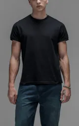 Remera de calce slim fit, confeccionada en jersey de algodón, con cuello redondo y mangas cortas con terminación en rib.