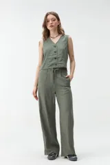Pantalón de corte ancho y tiro medio, color verde militar, con cintura elástica ajustable mediante cordón y bolsillos laterales.