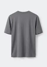 Camiseta básica de manga corta y cuello redondo, confeccionada en algodón de alta calidad con un ajuste cómodo y versátil.
