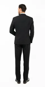 Traje de dos piezas compuesto por saco de dos botones con solapa clásica y pantalón de corte slim fit. Confeccionado en poliéster, presenta un diseño versátil y elegante.