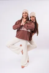 Pantalon tipo oxford de tiro alto, confeccionado en tejido de punto con textura acanalada, de corte acampanado y diseño holgado.