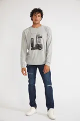 Jean de hombre color gris oscuro, corte recto, con roturas y logo bordado.