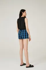 Short de rayon con estampado multicolor, cintura elastizada y cordón con borlas decorativas.