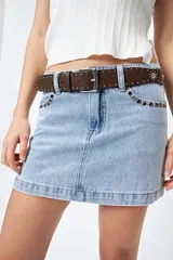 Cinturón marrón con tachas plateadas y hebilla metálica rectangular.