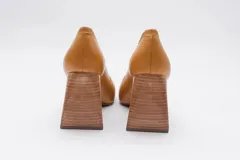 Zapato de cuero negro con taco geométrico de madera. Capellada, plantilla y forro 100% cuero. Taco de 8 cms.