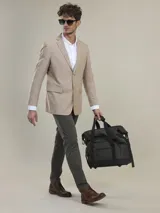 Blazer color camel, de corte clásico, con solapas de muesca, cierre de dos botones, bolsillo en el pecho y bolsillos delanteros con solapa.