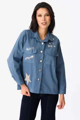 Campera verde militar de algodón con mangas largas y cuello camisero. Estampado en la espalda con la frase "Trouble Maker" y una estrella.