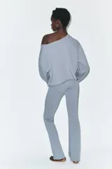 Sudadera de algodón con cuello barco y mangas largas acampanadas con terminación evasé. Presenta un diseño minimalista con bajo recto y bordes sin costuras visibles.