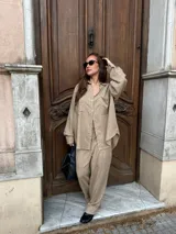 Conjunto de camisa oversize y pantalón largo de lino con algodón, con diseño a rayas finas en tono beige y tostado.