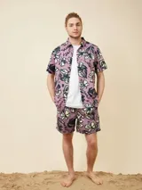Camisa de manga corta marca Rusty, modelo Jolt en color vino, con estampado floral y abstracto en tonos negros y claros.