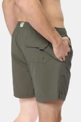 Short de baño negro liso, con cintura elástica y cordón regulable, dos bolsillos laterales y suspensor de malla fina.