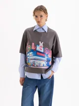 Remera de algodón color gris con estampa gráfica frontal de estilo anime que representa un mercado con un conejo. Presenta un corte amplio, cuello redondo y mangas cortas.