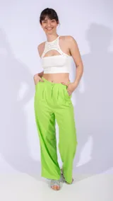 Pantalón sastrero verde neón de corte palazzo con pinzas en la cintura y bolsillos laterales.