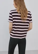 Camiseta de manga corta y cuello redondo, con diseño a rayas horizontales en tonos negro y rosado, corte recto.