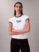 Remera Calvin Klein ajustada de color blanco, con cuello redondo y ribetes en las mangas de color verde oscuro. Presenta un estampado gráfico frontal con el texto "Calvin Klein 1968" en tono verde.