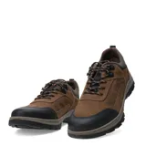 Zapato de estilo outdoor Freeway modelo Terra, confeccionado en cuero nobuk marrón con puntera reforzada en color negro. Presenta detalles de perforaciones laterales, cuello acolchado en tejido técnico y suela de goma con relieve antideslizante.