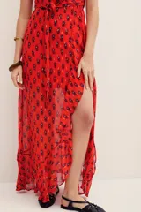 Vestido midi rojo con estampado geométrico, escote en V y mangas cortas con volados.
