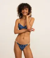 Bikini con corpiño triangular con estampa aquarelada y bombacha colaless con laterales dobles de cordón elástico.