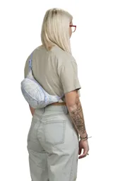 Riñonera negra de la marca JanSport, modelo Fifth Avenue, con parche frontal de la marca y cierres metálicos.