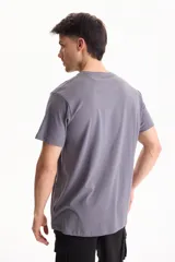 Remera básica de algodón color blanco, con cuello redondo y mangas cortas.