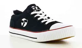 Championes urbanos Topper modelo Wagon, color negro con puntera y suela de goma blanca. Presentan cordones blancos y logo de la marca en el lateral y la lengüeta.