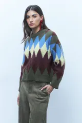 Sweater de punto grueso con diseño de rombos en tonos azul, marrón, rosa y gris.