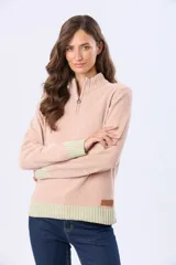 Buzo tejido combinado de color beige, con cuello alto, medio cierre metálico y puños y ruedo acanalados en tono tostado.