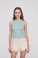 Top tejido de punto acanalado color celeste, con cuello redondo y sin mangas.