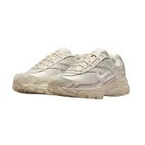 Championes Nike Initiator color beige claro y blanco, de estilo deportivo con diseño retro.